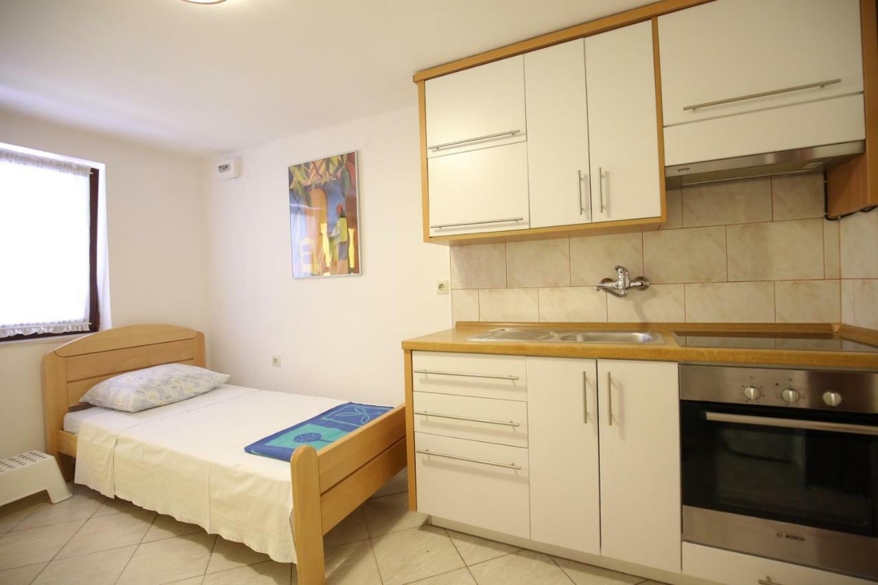 Apartments Paleka ペトルチャネ エクステリア 写真