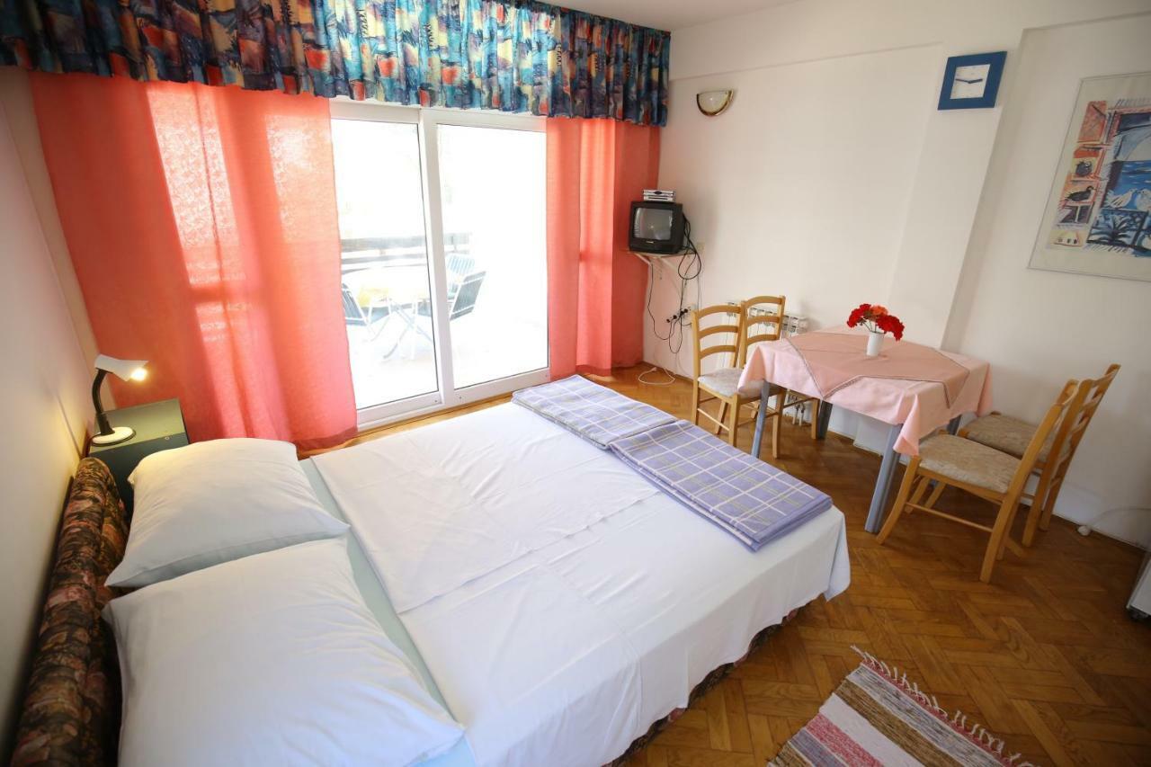 Apartments Paleka ペトルチャネ エクステリア 写真