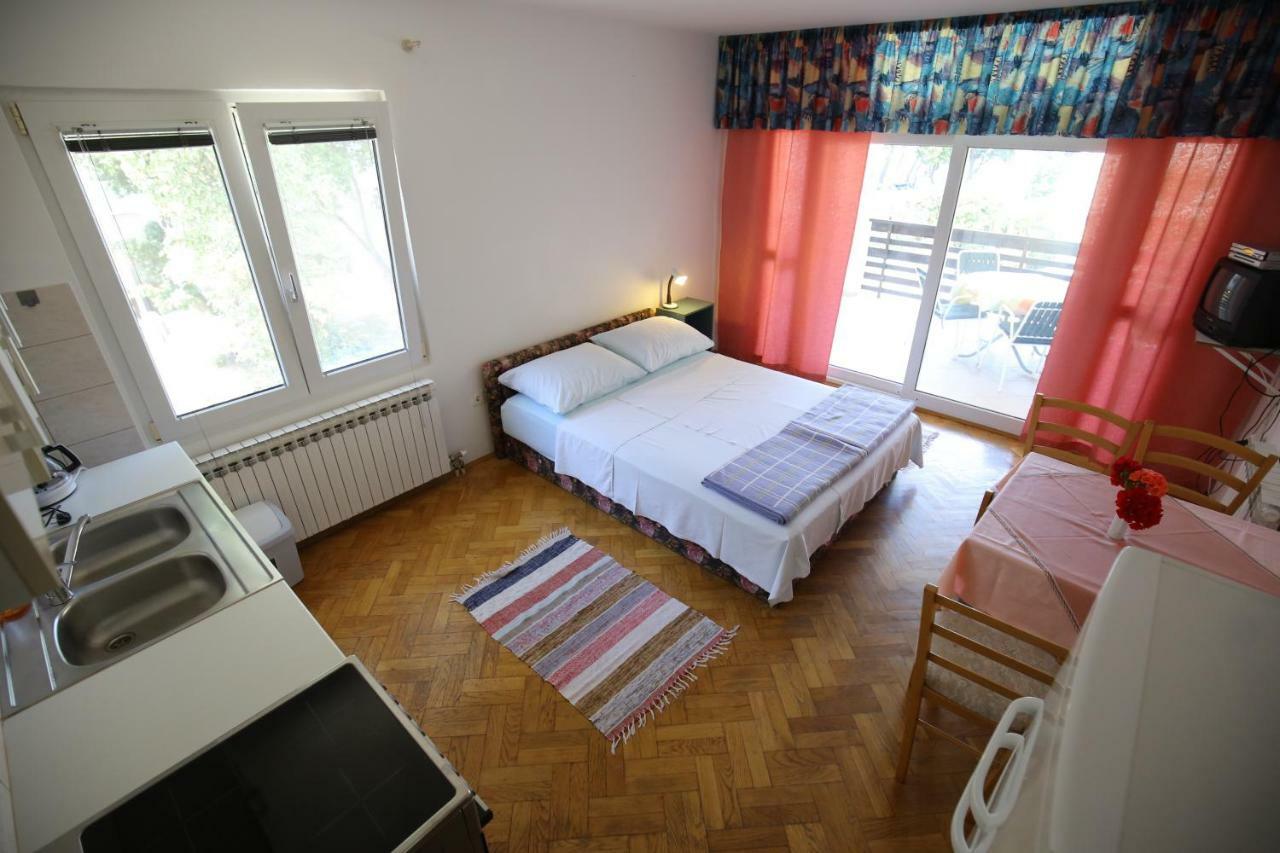Apartments Paleka ペトルチャネ エクステリア 写真