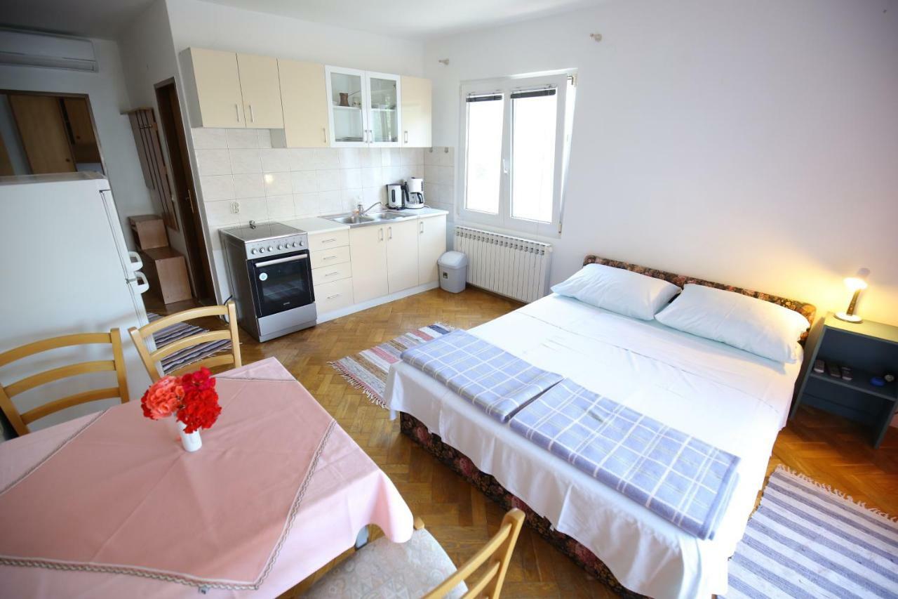Apartments Paleka ペトルチャネ エクステリア 写真