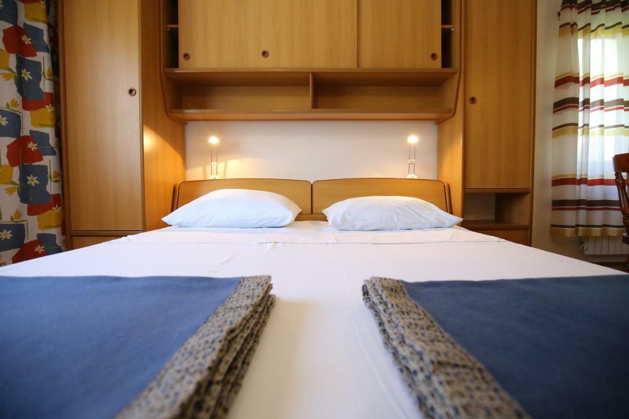 Apartments Paleka ペトルチャネ エクステリア 写真