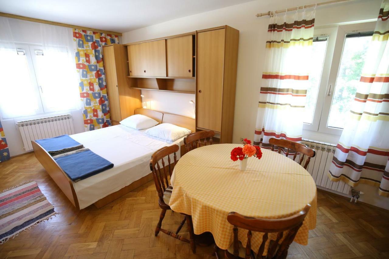 Apartments Paleka ペトルチャネ エクステリア 写真