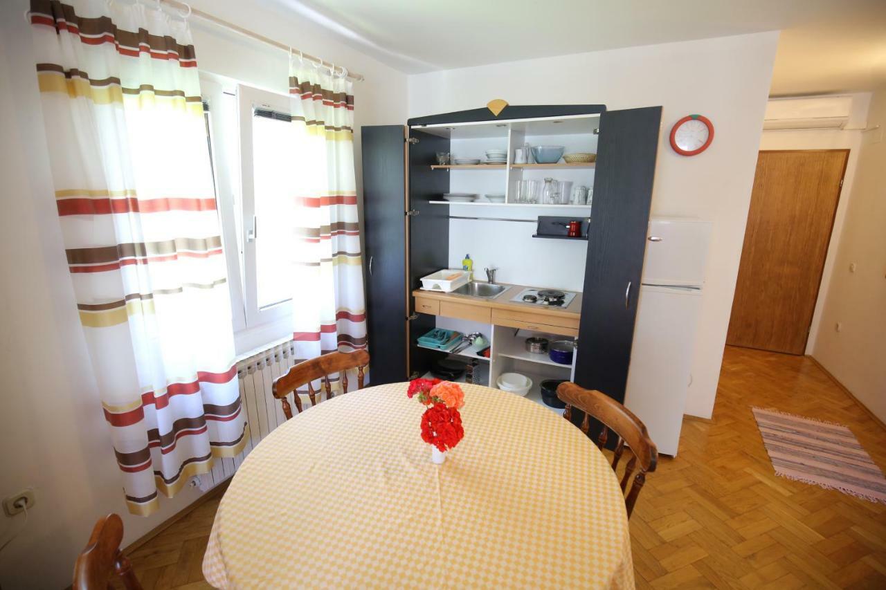 Apartments Paleka ペトルチャネ エクステリア 写真