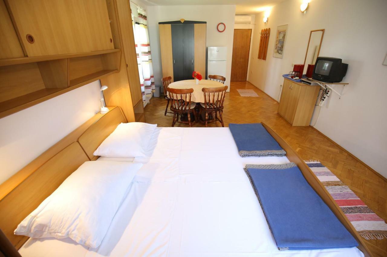 Apartments Paleka ペトルチャネ エクステリア 写真