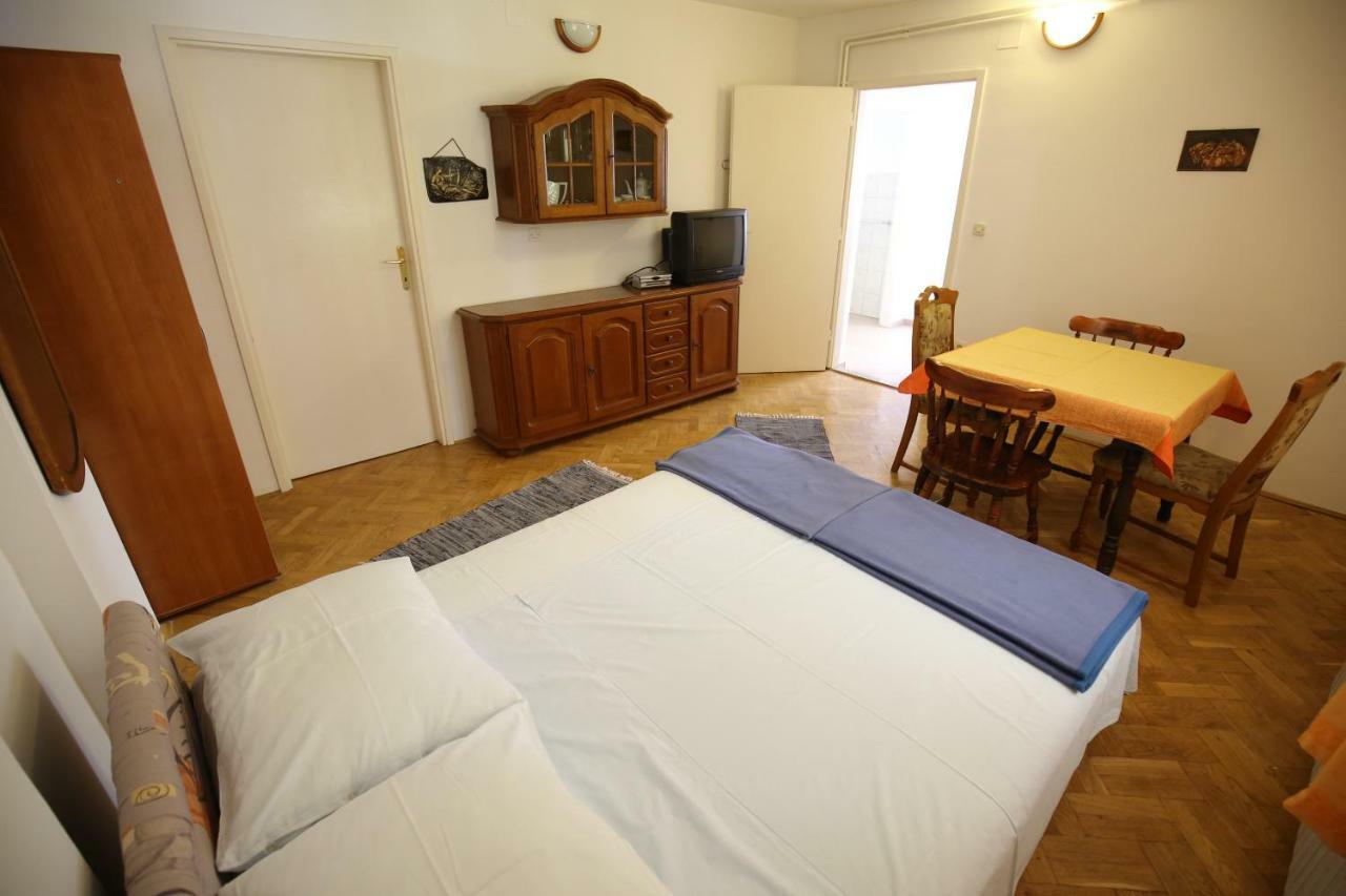 Apartments Paleka ペトルチャネ エクステリア 写真