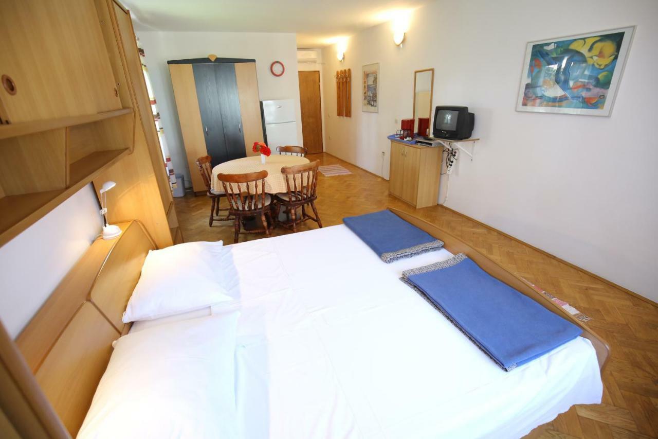 Apartments Paleka ペトルチャネ エクステリア 写真