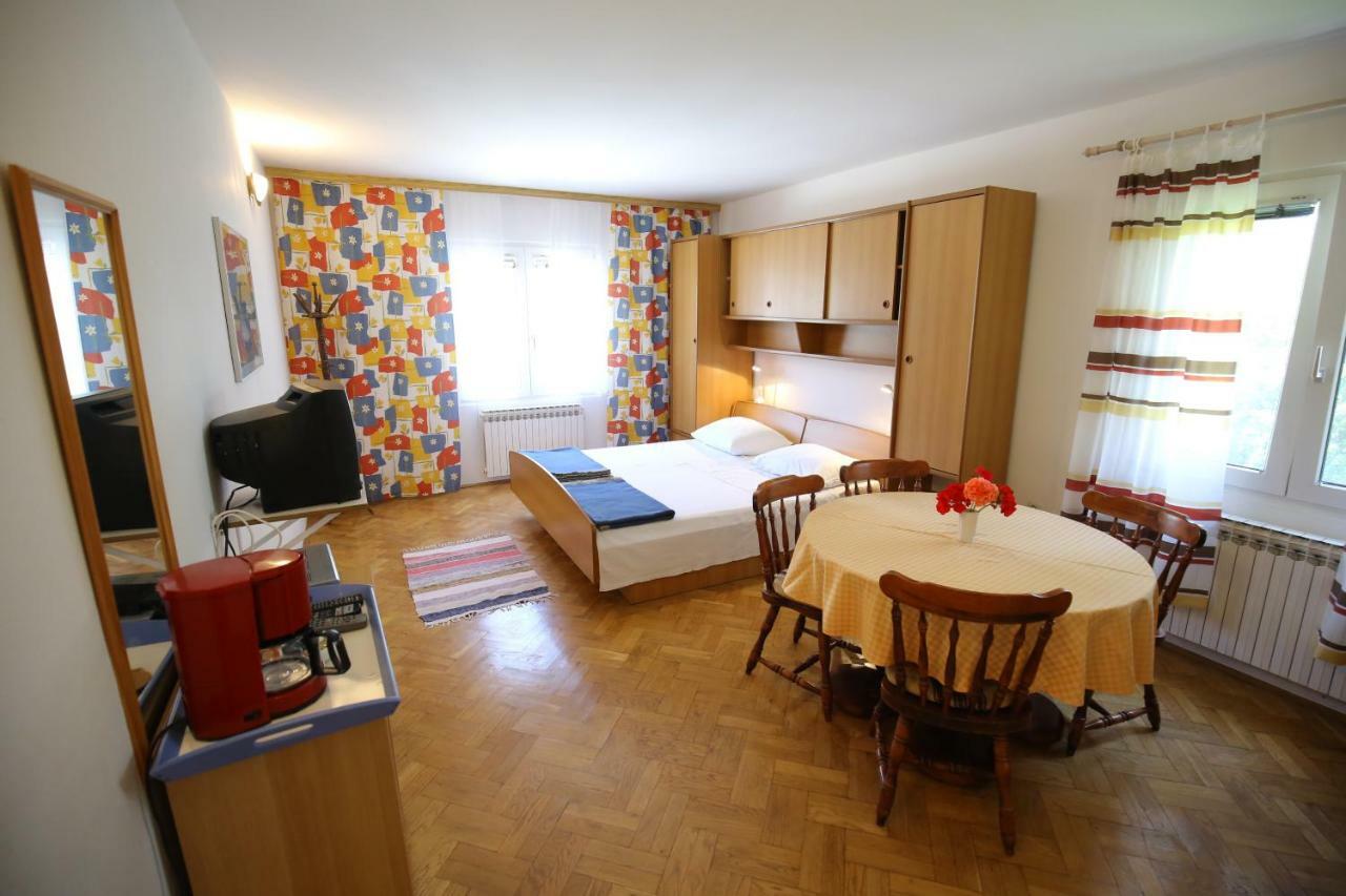 Apartments Paleka ペトルチャネ エクステリア 写真