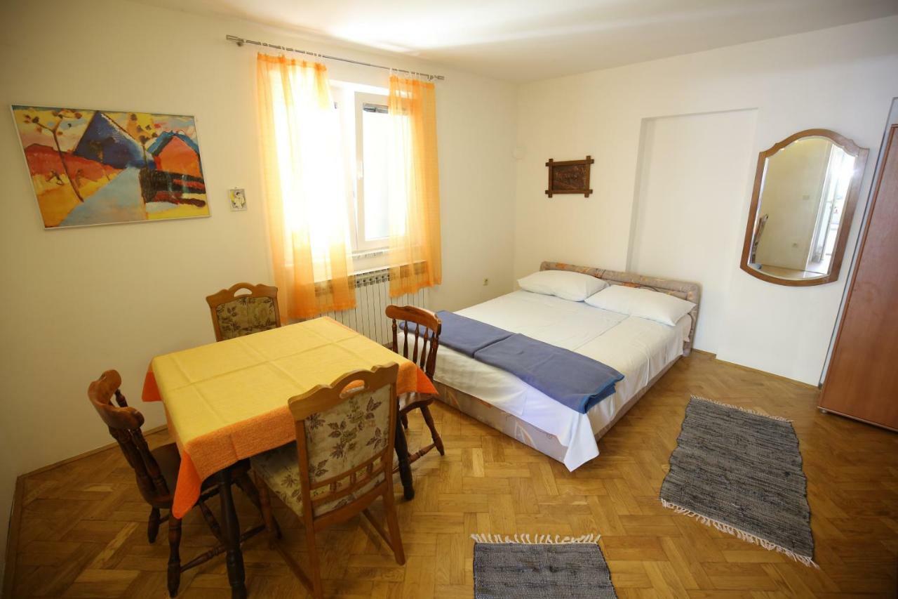 Apartments Paleka ペトルチャネ エクステリア 写真