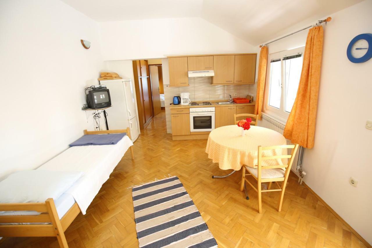 Apartments Paleka ペトルチャネ エクステリア 写真