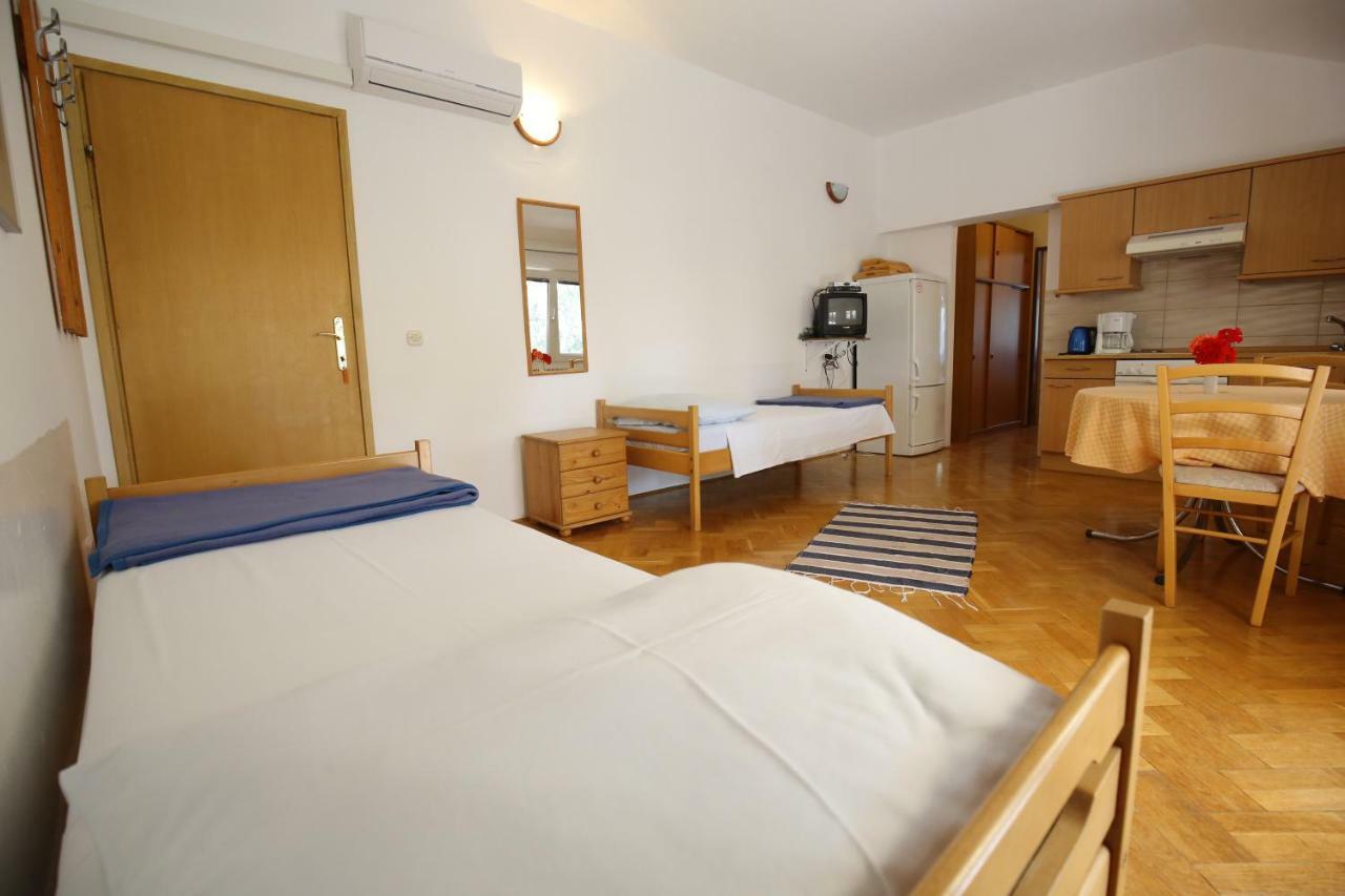 Apartments Paleka ペトルチャネ エクステリア 写真